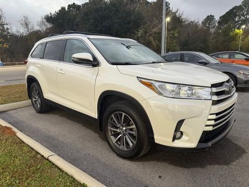 Used 2019 Toyota Highlander XLE image 3