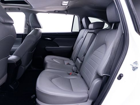 Used 2021 Toyota Highlander XLE AWD/4WD image 42