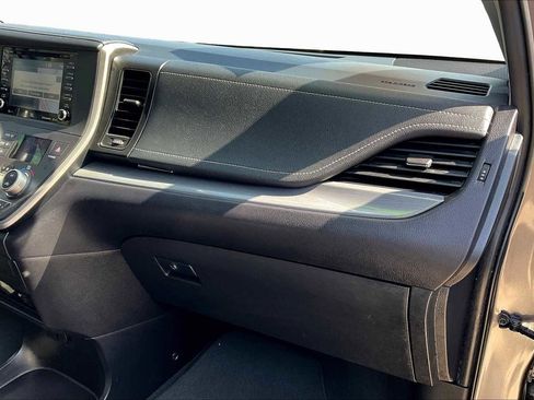 Certified 2020 Toyota Sienna SE Premium image 17