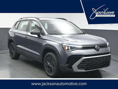 Used 2025 Volkswagen Taos SE FWD image 1
