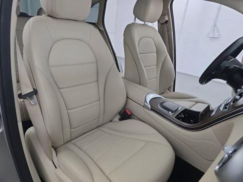 Used 2021 Mercedes-Benz GLC 300 4MATIC image 10