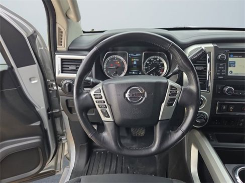 Used 2018 Nissan Titan SV w/ SV Convenience Package image 11