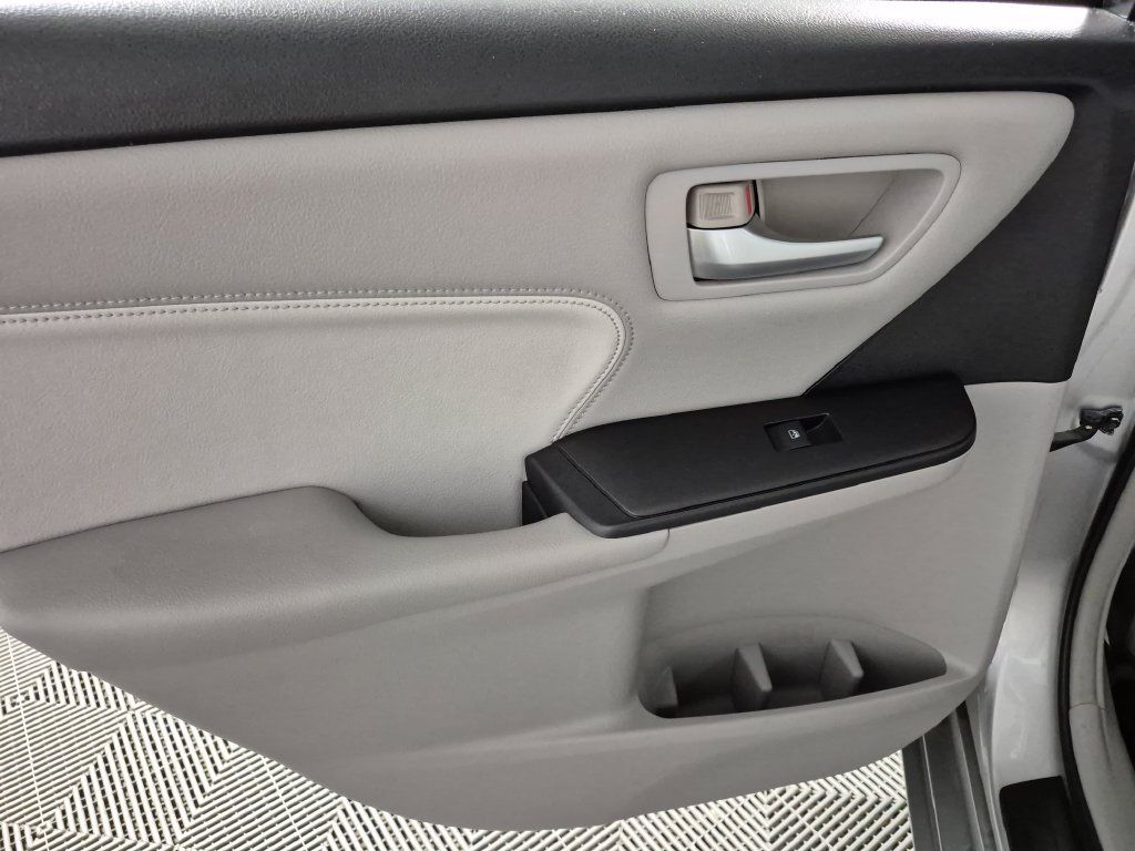 Used 2015 Toyota Camry XLE w/ Moonroof Package FWD image 27