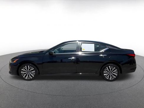 Used 2025 Nissan Altima 2.5 SV FWD image 9