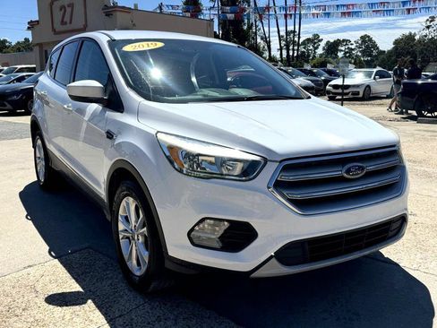Used 2019 Ford Escape SE image 3