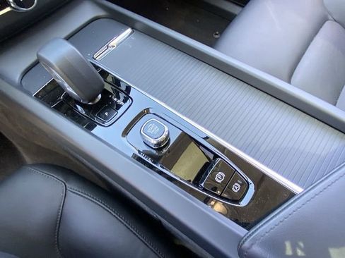 Certified 2025 Volvo XC60 T8 Plus image 22