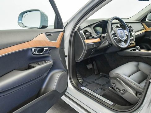 Certified 2025 Volvo XC90 B6 Plus image 25