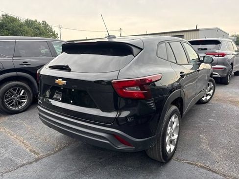 Used 2024 Chevrolet Trax LS w/ LS Convenience Package FWD image 2