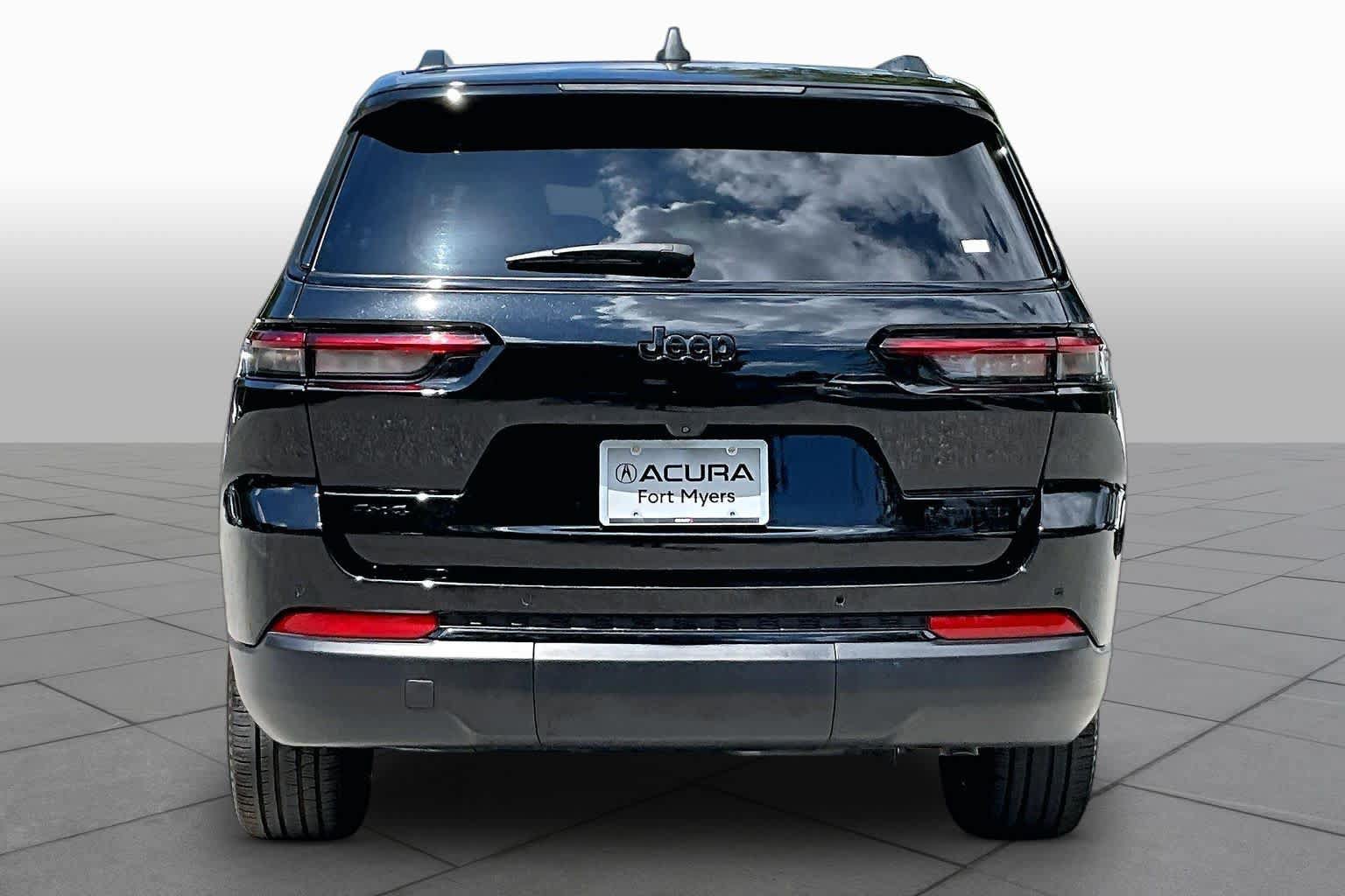 Used 2024 Jeep Grand Cherokee L Limited w/ Black Appearance Package AWD/4WD image 5