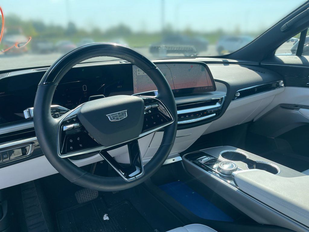 Certified 2024 Cadillac Lyriq Luxury AWD/4WD image 8