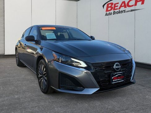 Used 2024 Nissan Altima 2.5 SV image 1