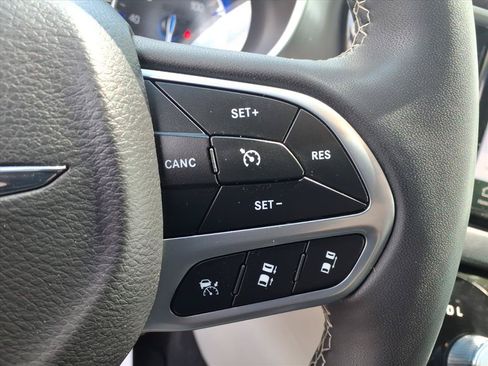 Used 2024 Chrysler Pacifica Touring-L FWD image 20