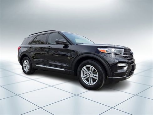 Used 2022 Ford Explorer XLT w/ Equipment Group 202A image 2