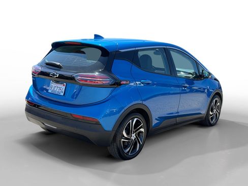 Used 2023 Chevrolet Bolt LT w/ Infotainment Package FWD image 5