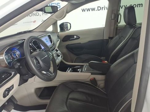 Used 2023 Chrysler Pacifica Limited FWD image 12