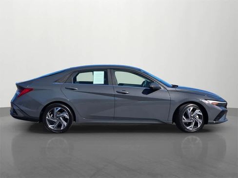 Used 2024 Hyundai Elantra Limited image 7