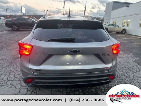 Used 2024 Chevrolet Trax RS w/ Sunroof Package FWD image 4