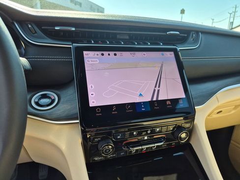 Used 2025 Jeep Grand Cherokee L Limited w/ Luxury Tech Group II image 22