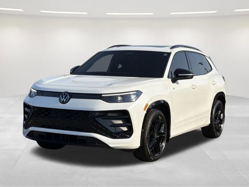 Used 2025 Volkswagen Tiguan SE R-Line FWD image 1