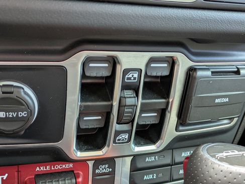 Used 2024 Jeep Gladiator Mojave AWD/4WD image 24