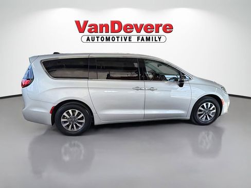 Used 2024 Chrysler Pacifica Limited FWD image 11