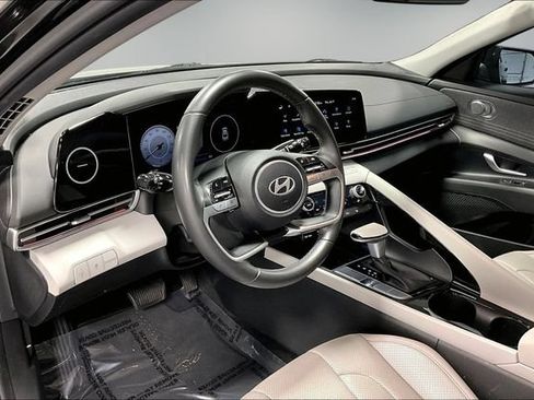 Used 2025 Hyundai Elantra Limited FWD image 18