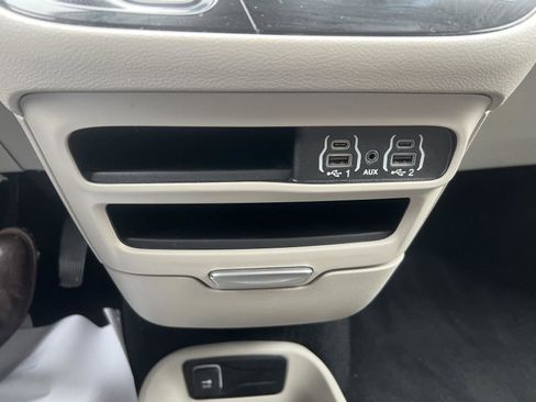 Used 2024 Chrysler Pacifica Touring-L image 23
