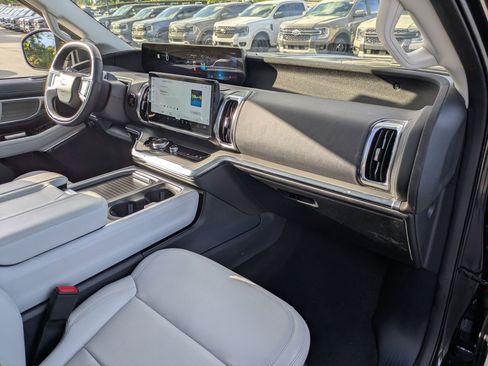 Certified 2025 Ford Expedition Max Platinum w/ Driver's Package AWD/4WD image 38