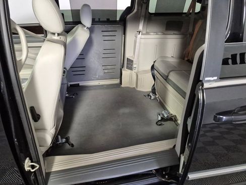 Used 2009 Chrysler Town & Country Touring FWD image 23