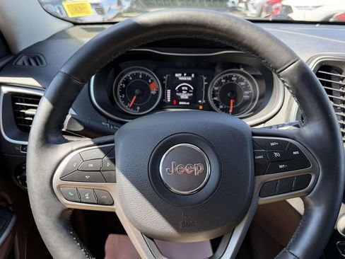 Used 2019 Jeep Cherokee Latitude Plus w/ Cold Weather Group AWD/4WD image 31