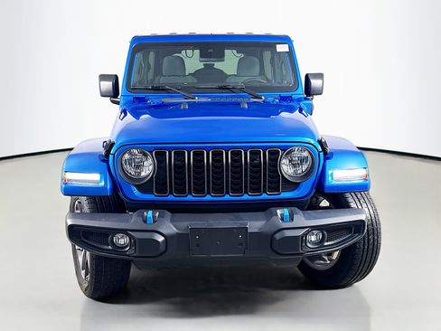 Used 2024 Jeep Wrangler Unlimited w/ Convenience Group AWD/4WD image 2