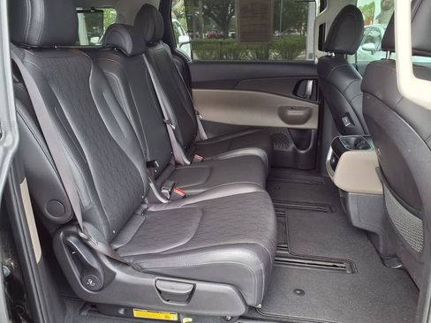 Used 2025 Kia Carnival EX FWD image 15