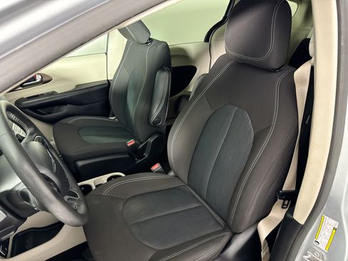 Used 2023 Chrysler Voyager LX image 19