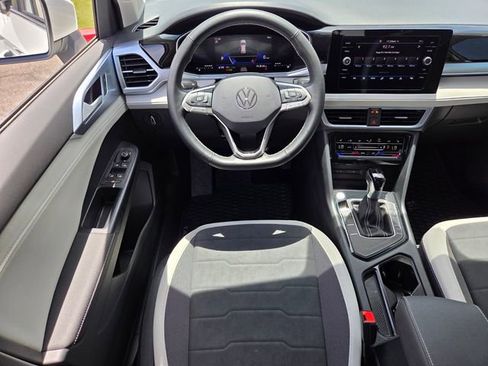 Certified 2025 Volkswagen Taos SE FWD image 12