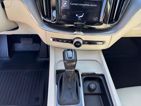 Used 2018 Volvo XC60 T5 Momentum w/ Convenience Package AWD/4WD image 12