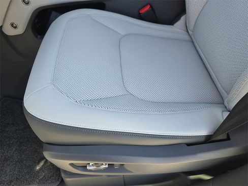 New 2025 Land Rover Defender 130 X-Dynamic SE image 30