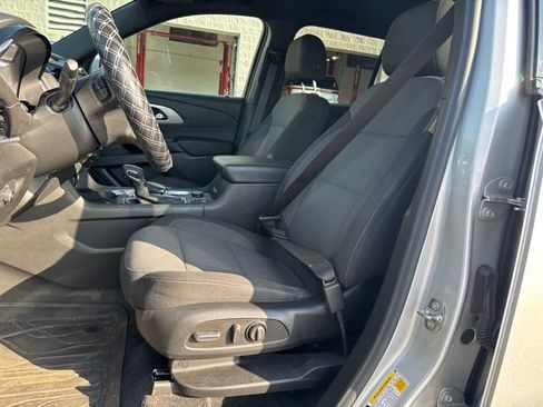Used 2022 Chevrolet Traverse LT FWD image 9