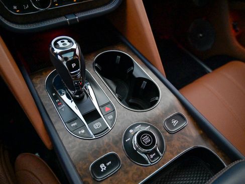 Used 2023 Bentley Bentayga image 29