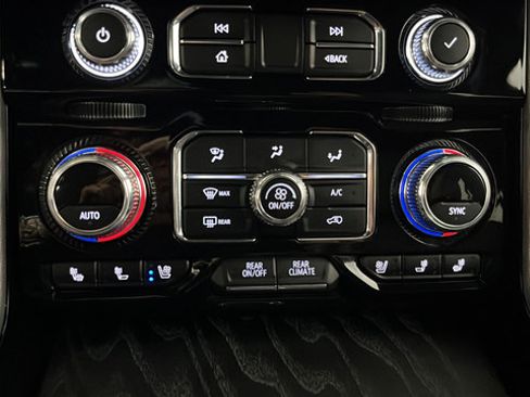 Used 2024 GMC Yukon XL Denali AWD/4WD image 18