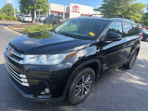 Used 2017 Toyota Highlander XLE FWD image 2