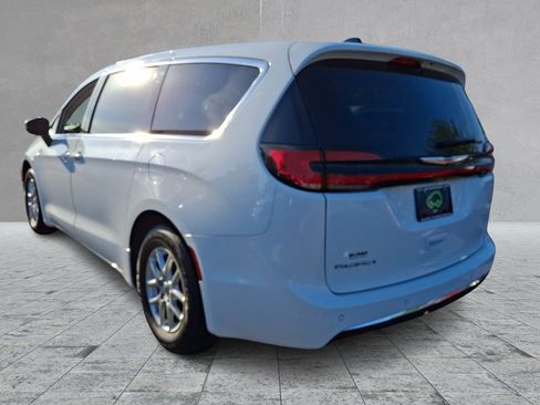 Used 2023 Chrysler Pacifica Touring-L FWD image 6