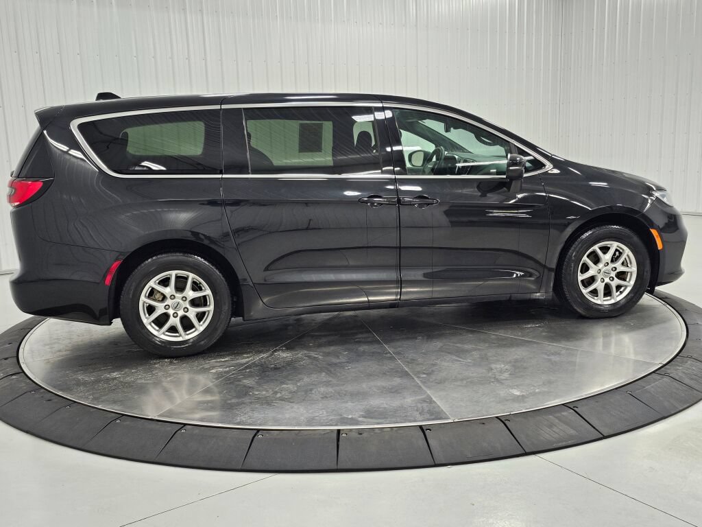 Used 2023 Chrysler Pacifica Touring FWD image 6