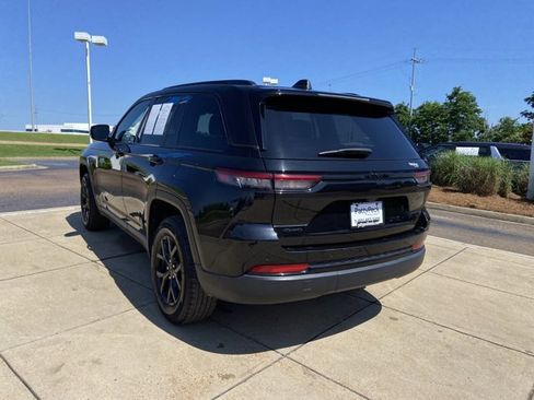 Used 2025 Jeep Grand Cherokee Altitude AWD/4WD image 9