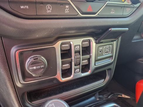 Used 2025 Jeep Wrangler Unlimited Sahara AWD/4WD image 8