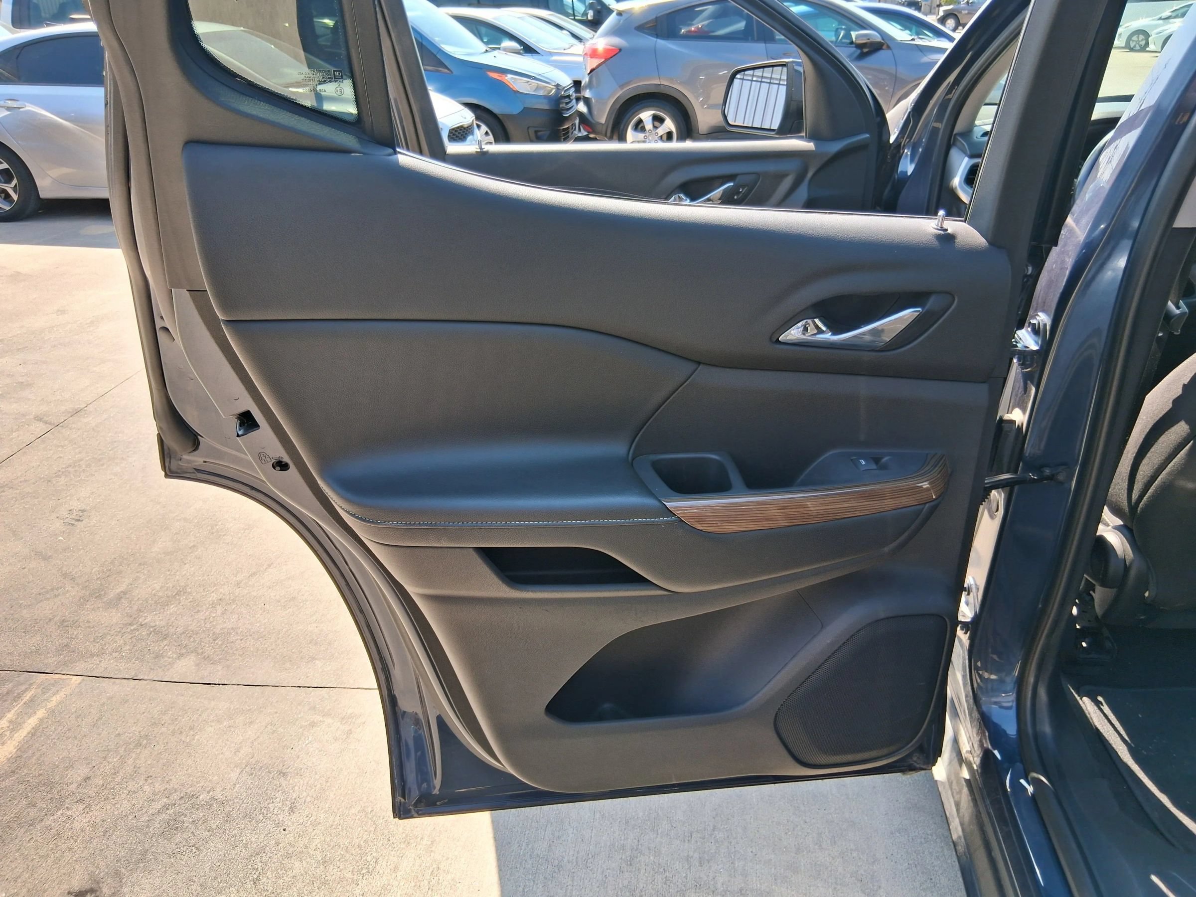 Used 2019 GMC Acadia SLE AWD/4WD image 25