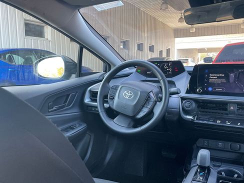 Used 2025 Toyota Prius LE image 32