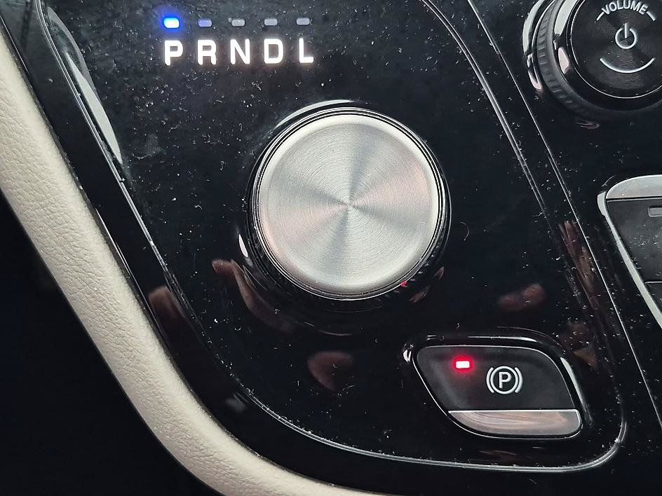 Used 2024 Chrysler Pacifica Touring-L FWD image 24