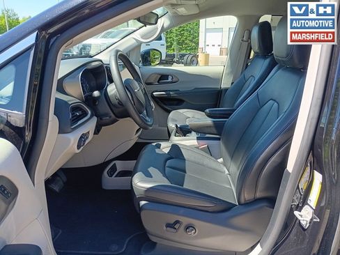 Used 2024 Chrysler Pacifica Touring-L FWD image 14