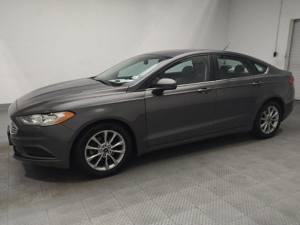 Used 2017 Ford Fusion SE w/ Fusion SE Technology Package FWD image 2