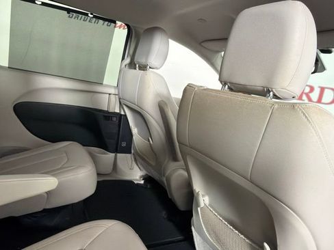 Used 2017 Chrysler Pacifica Touring-L FWD image 19